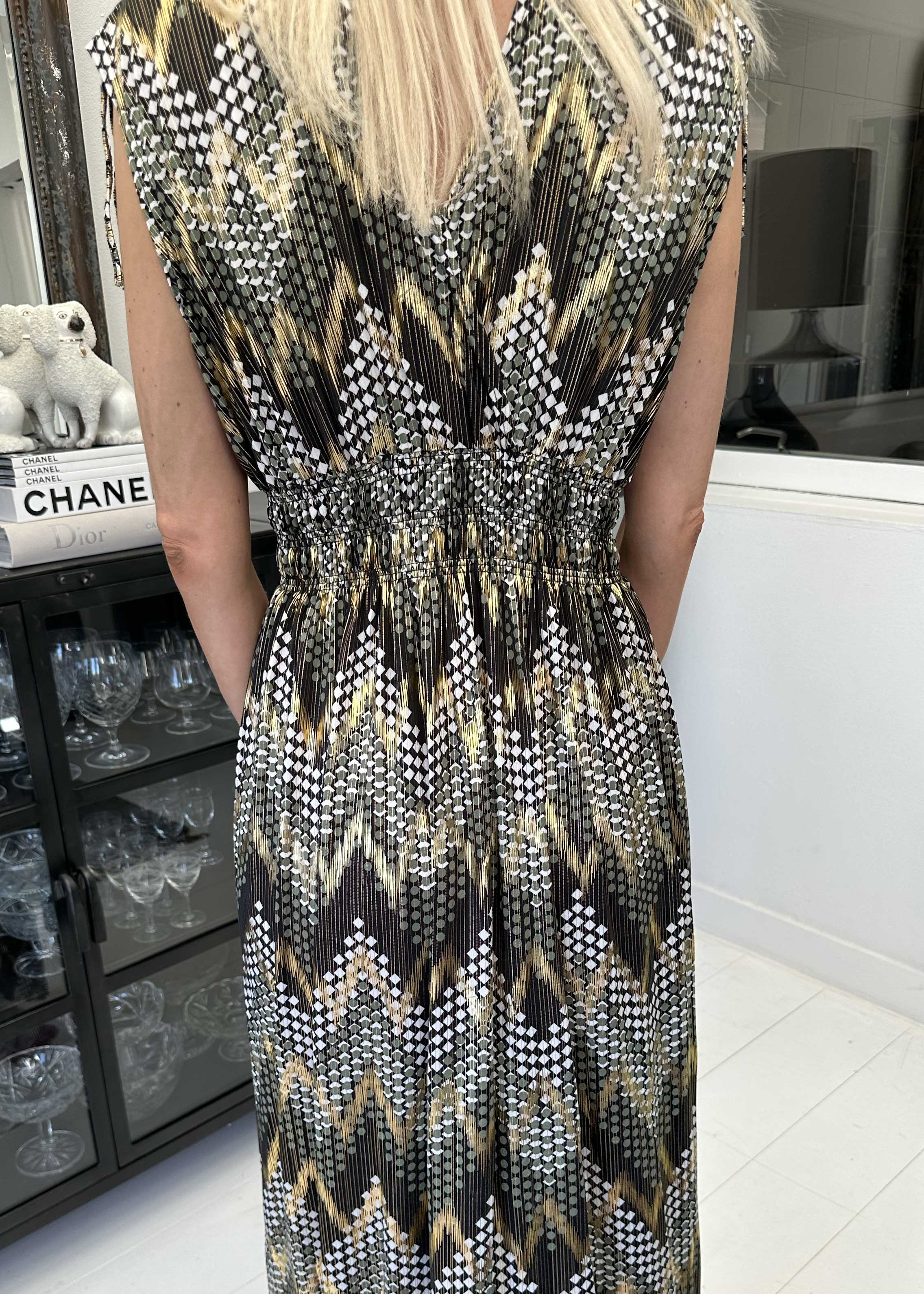 Pams Pattern Sleeveless - Lång elastisk klänning i rynkfritt tyg